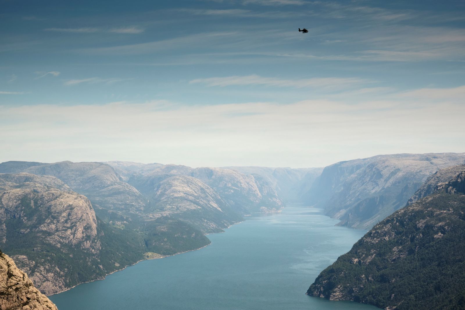 Luftfoto av en norsk fjord mellom fjell